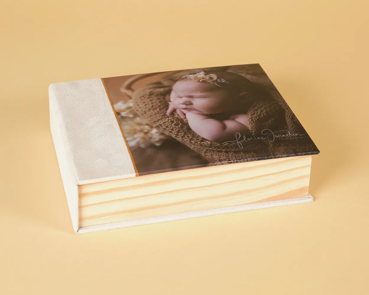 Caja Alcalá con fotos sobre cartulina rígida